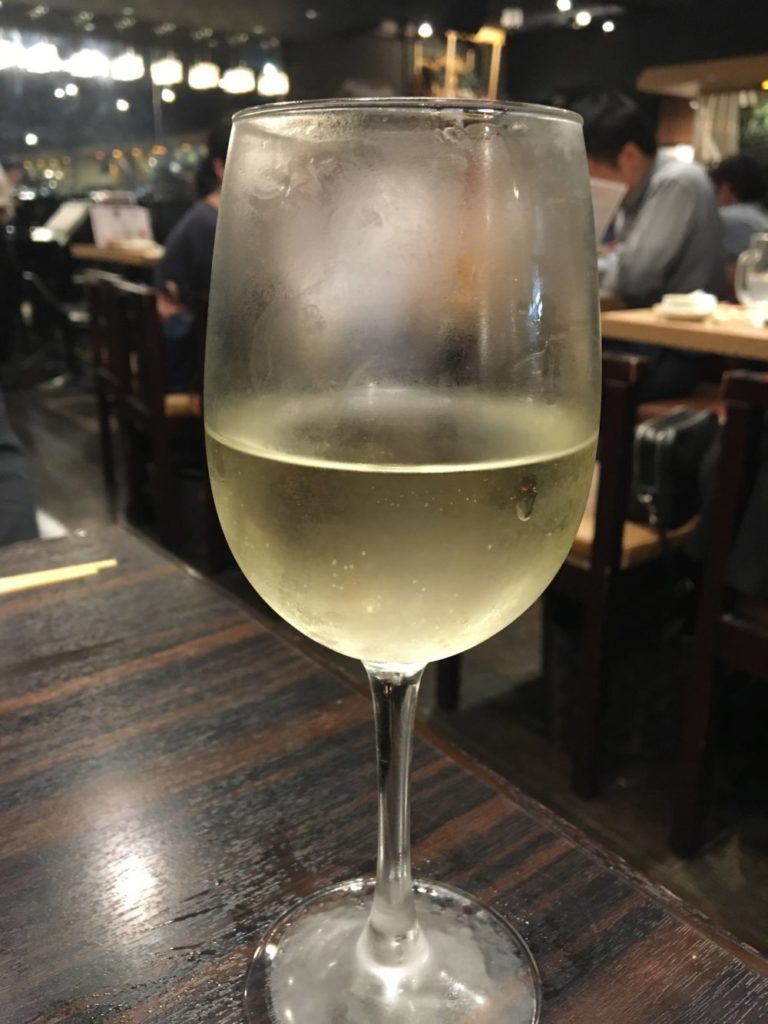 微発泡の白ワイン