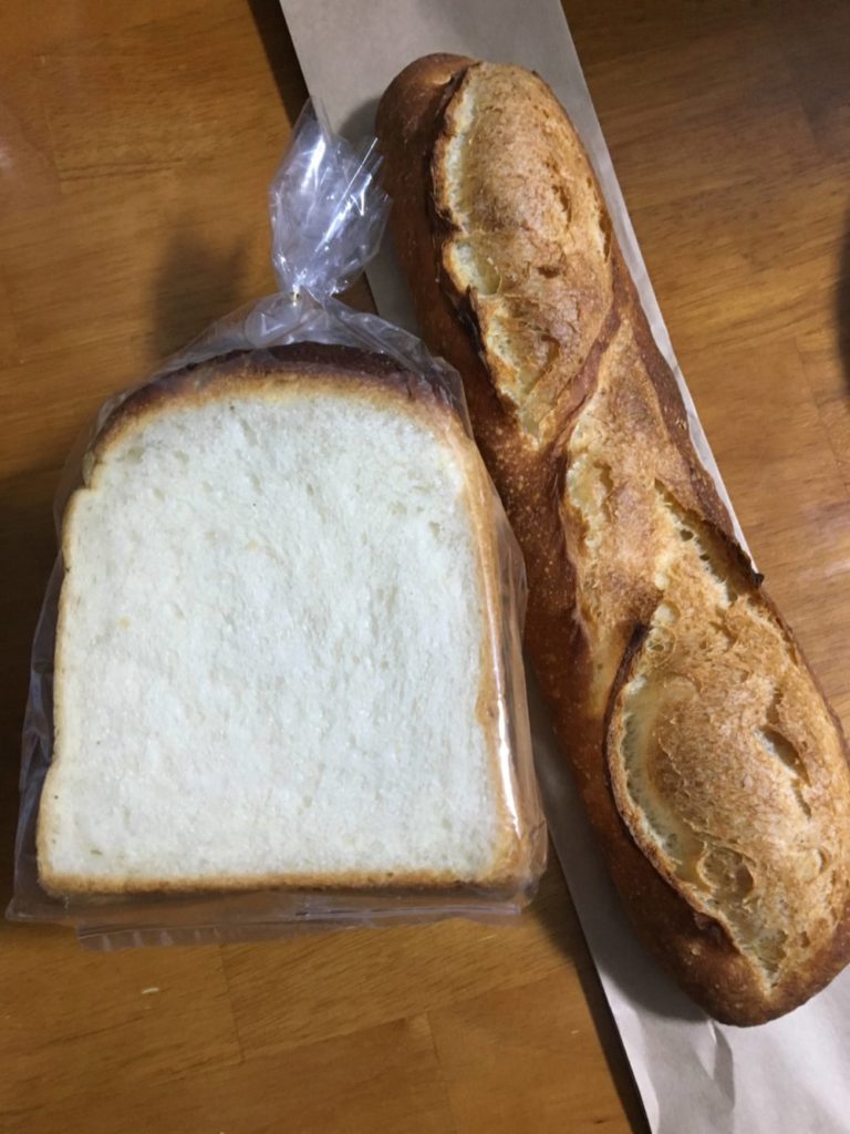 ベッカライ ブラウベルグの食パンとバケット