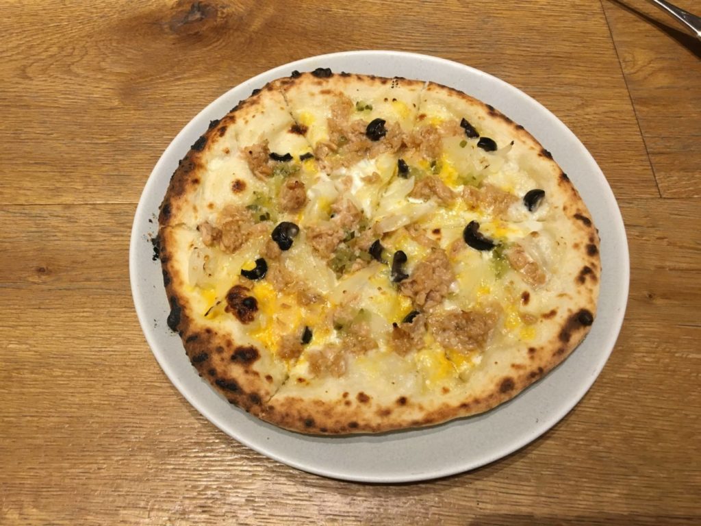 アイビアー・ルサンパームのツナメルトのピザ