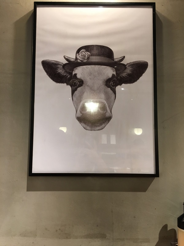 店内に飾られた牛の絵