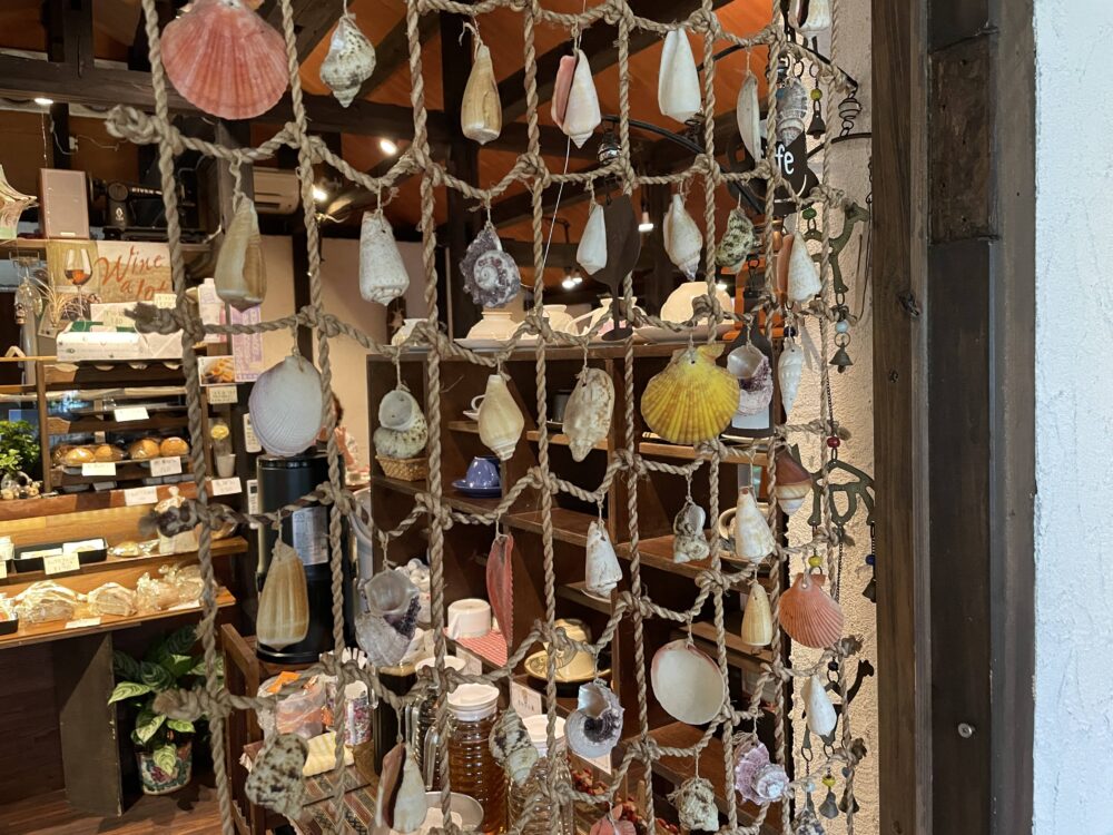 椰子並木の店内に飾られた貝柄のすだれ